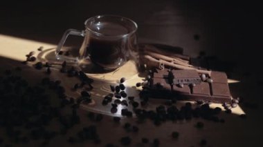 Masanın üzerinde bir fincan sıcak aromatik kahve..