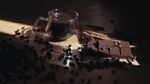 Чашка гарячої ароматичної кави на столі . — стокове відео