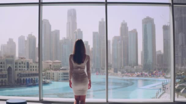 İş kadını ve ofis binasının geniş penceresi — Stok video