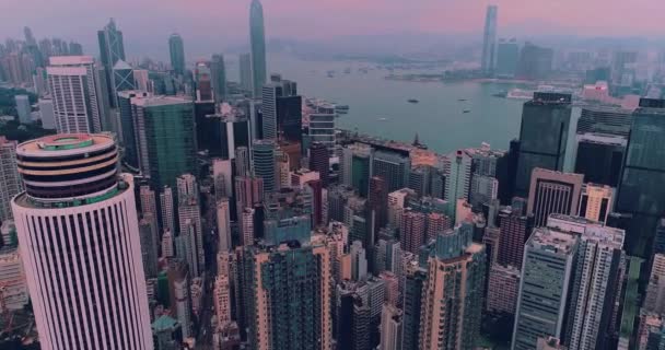 AERIALNE. Linia lotnicza Hong Kong City o wschodzie słońca. Hongkong widok drapacza chmur z drona. — Wideo stockowe