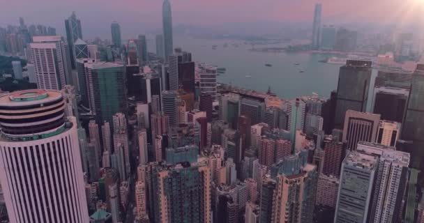 Luchtvaartmaatschappij. Hong Kong City skyline bij zonsopgang. Hongkong wolkenkrabber uitzicht vanaf drone. — Stockvideo