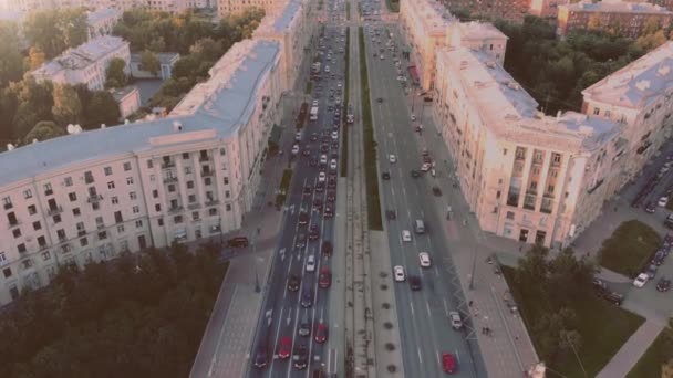 AERIAL. Cinematic shot of citys street and traffic jam. — Stock Video