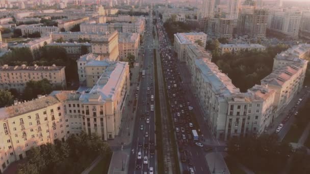 AERIAL. Fotografía cinematográfica de la calle citys y atasco de tráfico . — Vídeos de Stock