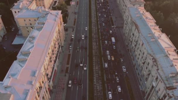 AERIAL. Cinematic shot of citys street and traffic jam. — Stock Video