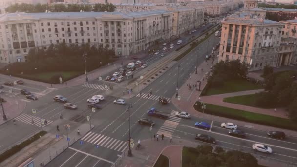 공중. 도시의 거리와 교통 체증의 영화 촬영. — 비디오