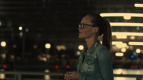 Happy positivo jovem hipster menina admira as belas vistas da noite Dubai — Vídeo de Stock