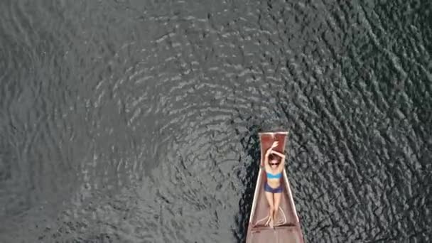 空中。苗条的女人放松和享受大海躺在当地的渡船船头，在假期和长周末假期旅行在夏季 — 图库视频影像