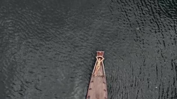 空中。苗条的女人放松和享受大海躺在当地的渡船船头，在假期和长周末假期旅行在夏季 — 图库视频影像