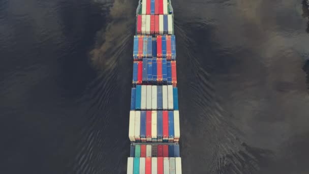 AEREALE. Top view container cargo ship, import export business logistic e trasporto di internazionale da nave container in mare aperto . — Video Stock