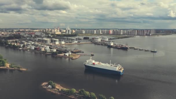 AÉRIAL. Navire porte-conteneurs dans les affaires d'exportation et d'importation et la logistique. Expédition de fret au port par grue. Transport par eau International. Vue aérienne — Video