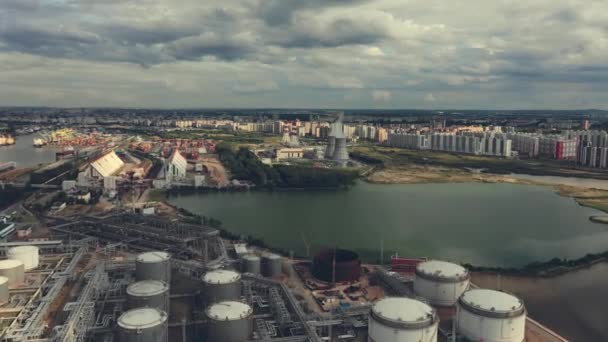 Vista aérea refinaria de petróleo, planta de refinaria, fábrica de refinaria . — Vídeo de Stock