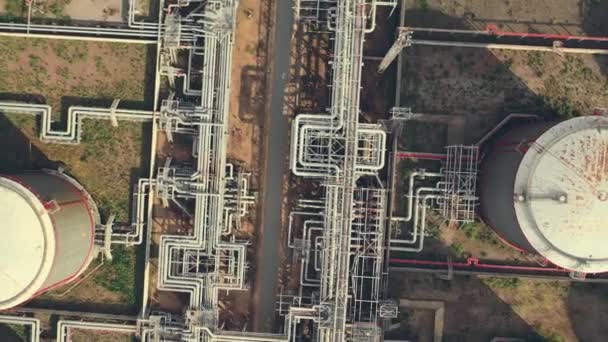 Vista aérea refinería de petróleo, planta de refinería, fábrica de refinería . — Vídeo de stock