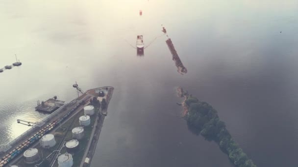 Containerschiff im Sonnenuntergang an der Mittelmeerküste — Stockvideo