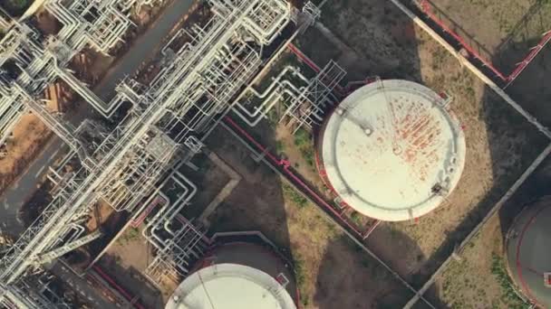 Вид с воздуха НПЗ, завод по переработке нефти, завод по переработке . — стоковое видео