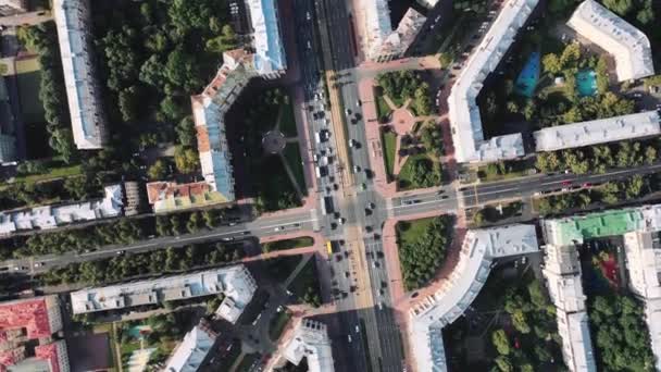Vista aérea de cima de carros que se movem ao longo da intersecção de uma seção difícil — Vídeo de Stock