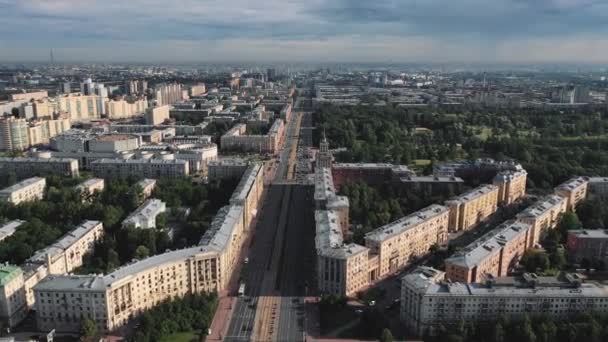 Vista aérea do centro de uma cidade europeia típica com edifícios altos — Vídeo de Stock