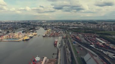 Posta gemileri konteyner trenler ve yükleyiciler ile liman Hyperlapse hava görünümü