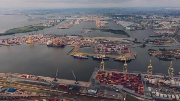 Вид с воздуха на большой торговый порт с контейнерами и кранами — стоковое видео