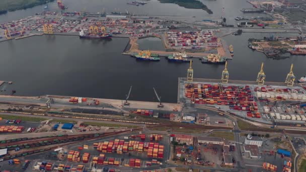 Vista aérea de um moderno porto desenvolvido de alta tecnologia aceita navios com mercadorias — Vídeo de Stock