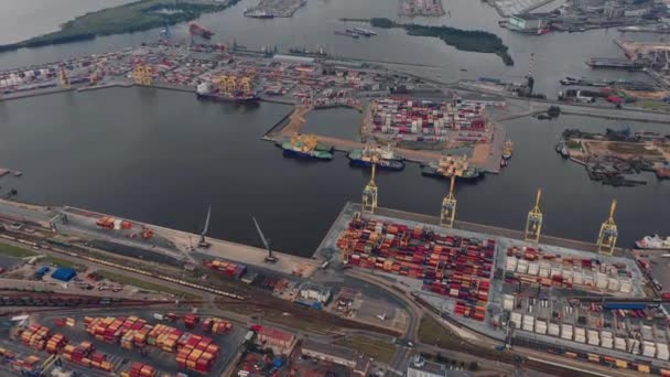 Вид с воздуха на высокотехнологичный порт с контейнерами и крановыми погрузчиками и железной дорогой — стоковое видео