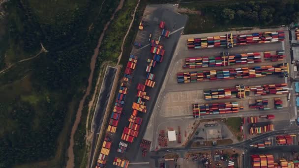 Contenedores de visión aérea con materiales valiosos y combustible ubicados en el puerto marítimo — Vídeo de stock