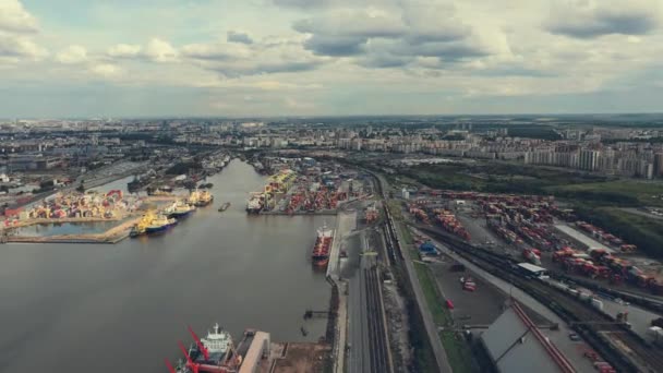 Vista aérea hiperlapso del puerto con buques postales contenedores trenes y cargadores — Vídeos de Stock