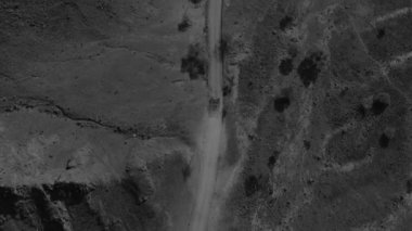 Gece havadan görünüm çekim bir askeri drone yol boyunca sürüş bir tank vuruyor