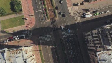 Yüksek katlı evlerde geçen arabalarla meşgul bir kavşağın havadan görünümü