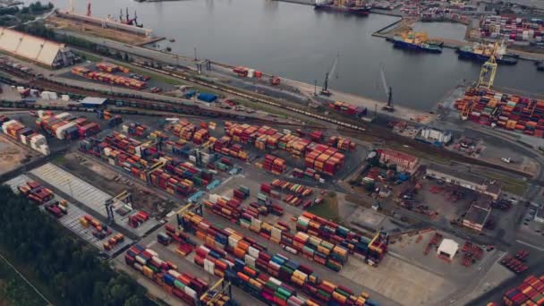 Hyperlapse vista aerea di un porto marittimo ad alta tecnologia accetta e spedisce merci — Video Stock