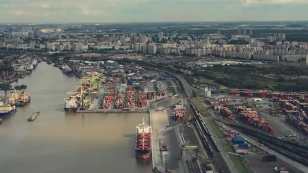 Vista aérea hiperlapso del complejo portuario comercial moderno con equipos de alta tecnología — Vídeo de stock