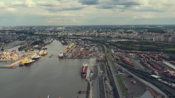 Vista aérea hiperlapso de gran puerto de comercio marítimo moderno — Vídeo de stock