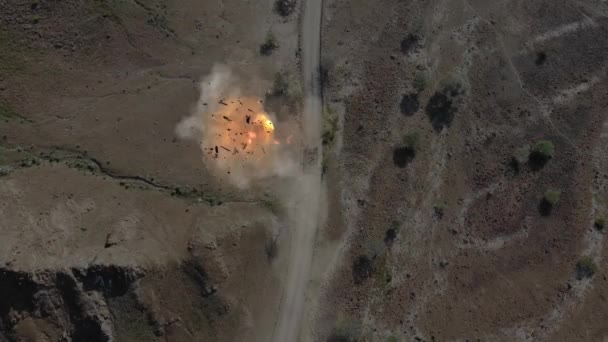 Luftaufnahme einer militärischen Drohne schießt auf einen Panzer, der eine verlassene Straße entlangfährt — Stockvideo