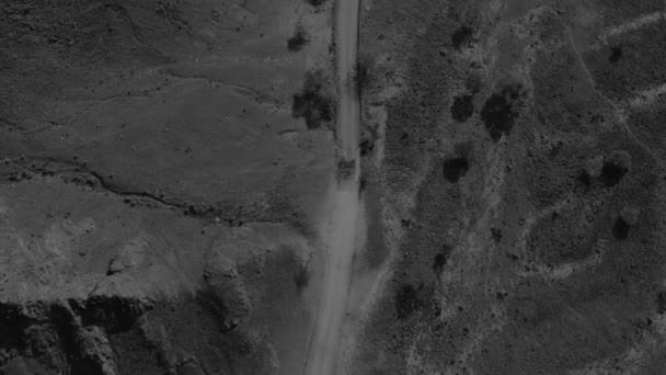 Повітряна зйомка вночі військовий безпілотник стріляє танком, що їде по дорозі — стокове відео