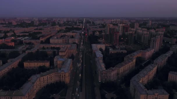 Vista aérea de una hermosa ciudad nocturna con autopistas y coches — Vídeo de stock