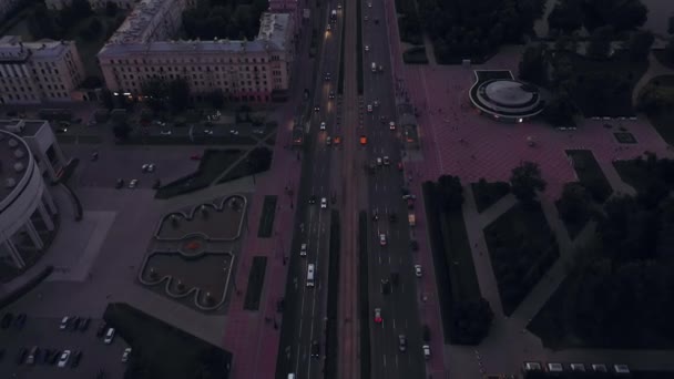 都市空間の領域を越えて広い高速道路を走行する車の航空写真 — ストック動画