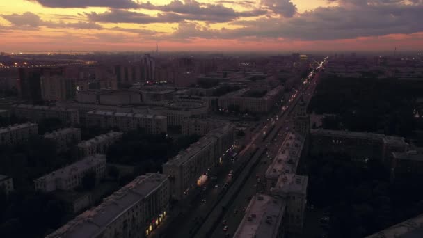 Vista aérea hermosa noche paisaje urbano con un largo camino con coches — Vídeos de Stock