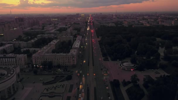 Flygvy över fascinerande stadsbilden är en lång höghus väg — Stockvideo