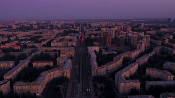 Légi kilátás a lenyűgöző városkép egy hosszú autópálya égő fények — Stock videók