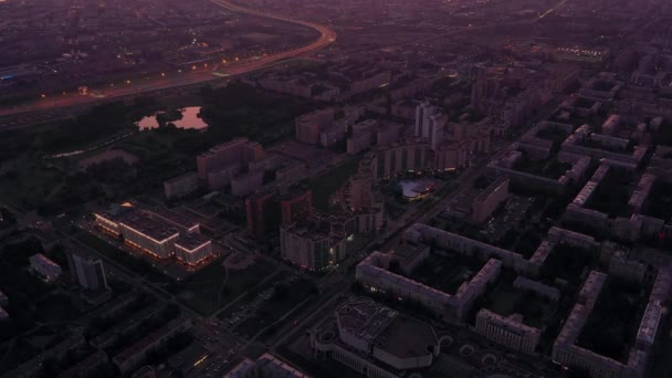 Vista aérea hermosa vista impresionante paisaje urbano con casas carreteras coches — Vídeos de Stock