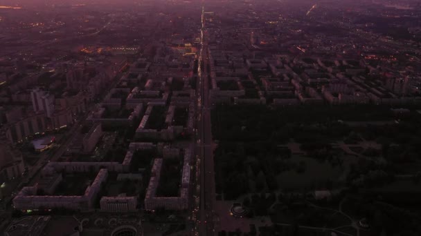 Vista aérea de uma bela vista da paisagem urbana de uma longa estrada — Vídeo de Stock