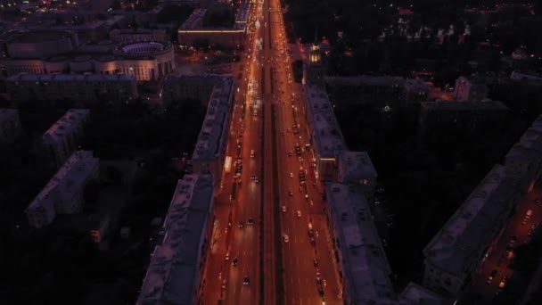 Widok z lotu ptaka z fascynującym widokiem na ruchliwą, dobrze oświetloną autostradę z samochodami — Wideo stockowe