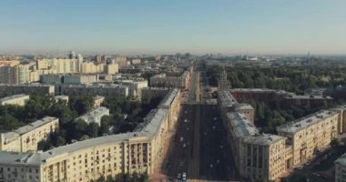 Yoğun bir geniş otoyol boyunca hareket eden drone Hyperlapse hava görünümü