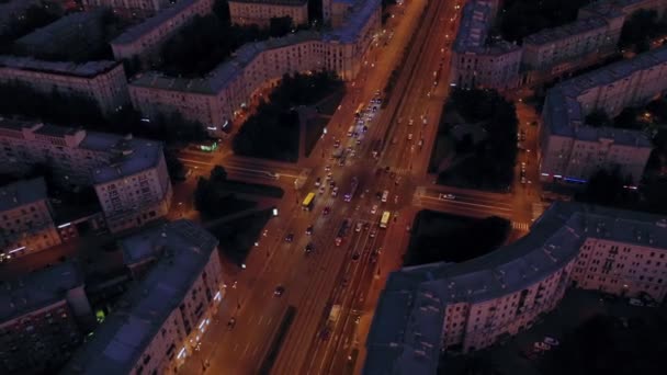 Luchtfoto een prachtig uitzicht op een moeilijke nachtgedeelte van de snelweg — Stockvideo