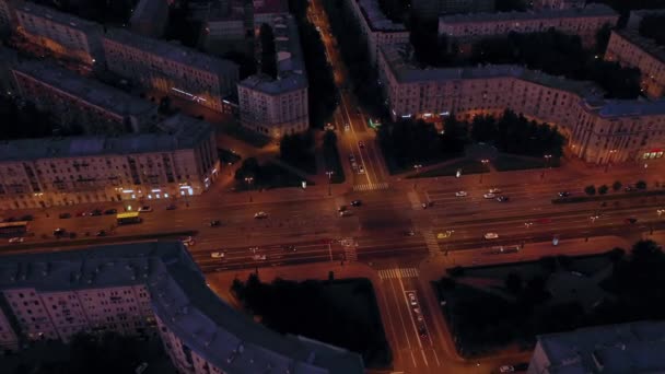 Luftaufnahme eines schön beleuchteten schwierigen Straßenabschnitts mit vorbeifahrenden Autos — Stockvideo