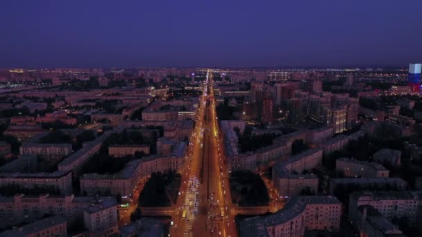 Vista aérea de uma paisagem fascinante com uma estrada à noite — Vídeo de Stock