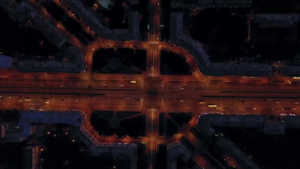Widok z lotu ptaka złożonego skrzyżowania z samochodami latarnie i reflektory — Wideo stockowe