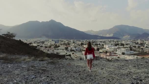 Pelancong perempuan membuat foto panorama dari kota tua — Stok Video