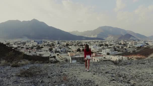 Pelancong perempuan membuat foto panorama dari kota tua — Stok Video