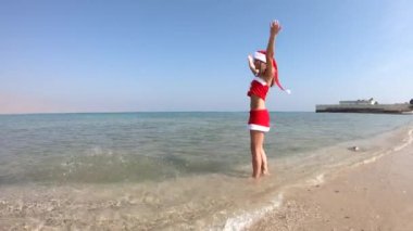 Hava. Tropik plaj, Noel ve yeni yıl tatil kavramı Bayan Claus custume güzel mutlu kadın.