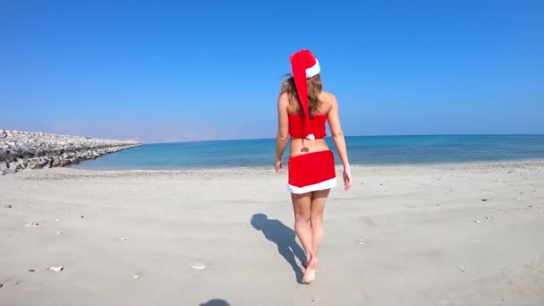 Εναέρια. Όμορφη ευτυχισμένη γυναίκα στην κ. Κλάους Custume στην τροπική παραλία, Χριστούγεννα και το νέο έτος διακοπές ιδέα. — Αρχείο Βίντεο